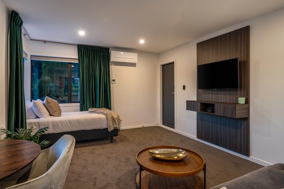 Luxe 1 Bedroom with Mountain Views - lounge with single bed