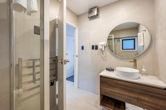 Luxe Studio - bathroom