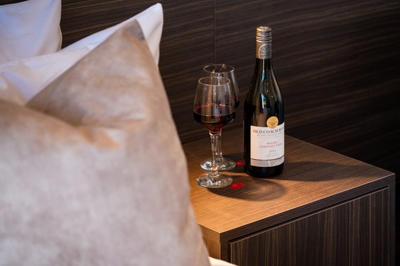 Luxe Queen Single with Mountain Views - wine