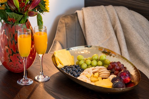 Luxe Queen with Lake and Mountain Views - fruit bowl