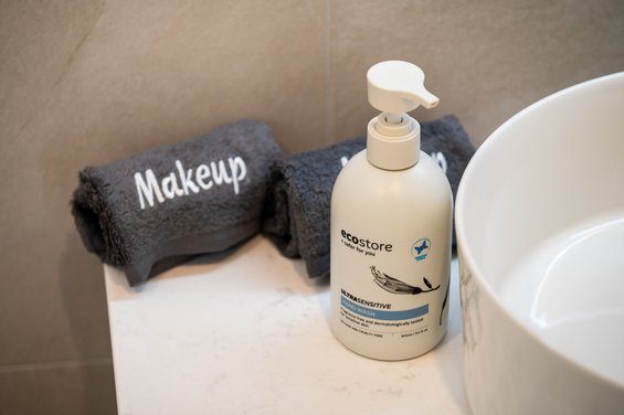 Luxe Queen with Lake and Mountain Views - toiletries
